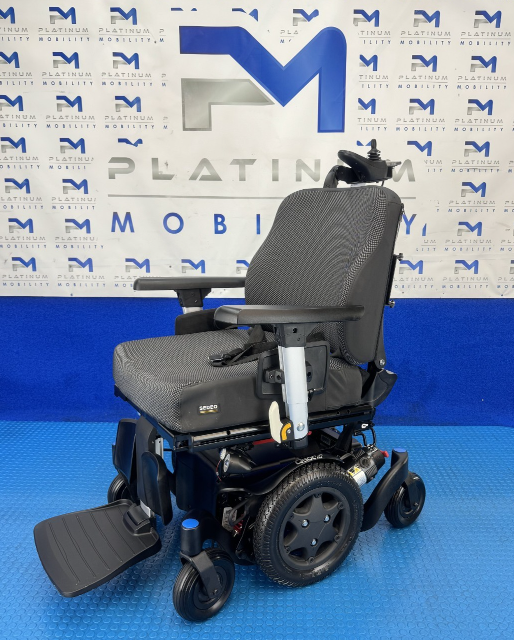 CUSTOM Sunrise Quickie Q500 M Powerchair – 6mph Riser Electric Wheelchair 2289