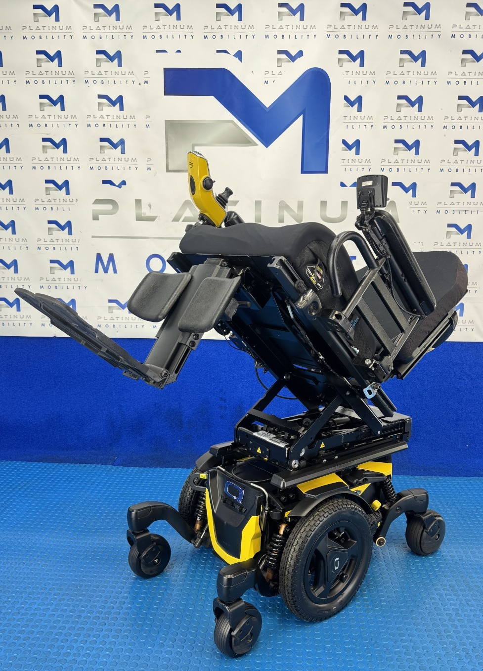PRIDE QUANTUM EDGE 3 STRETTO i-LEVEL 6 MPH ELECTRIC MOBILITY POWERCHAIR 2005