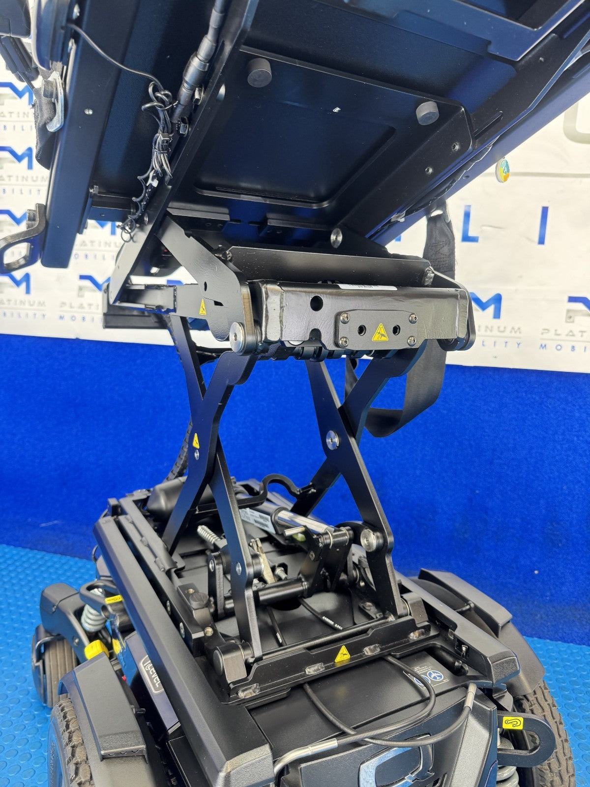 PRIDE QUANTUM EDGE 3 STRETTO i-LEVEL 6 MPH ELECTRIC MOBILITY POWERCHAIR 1095