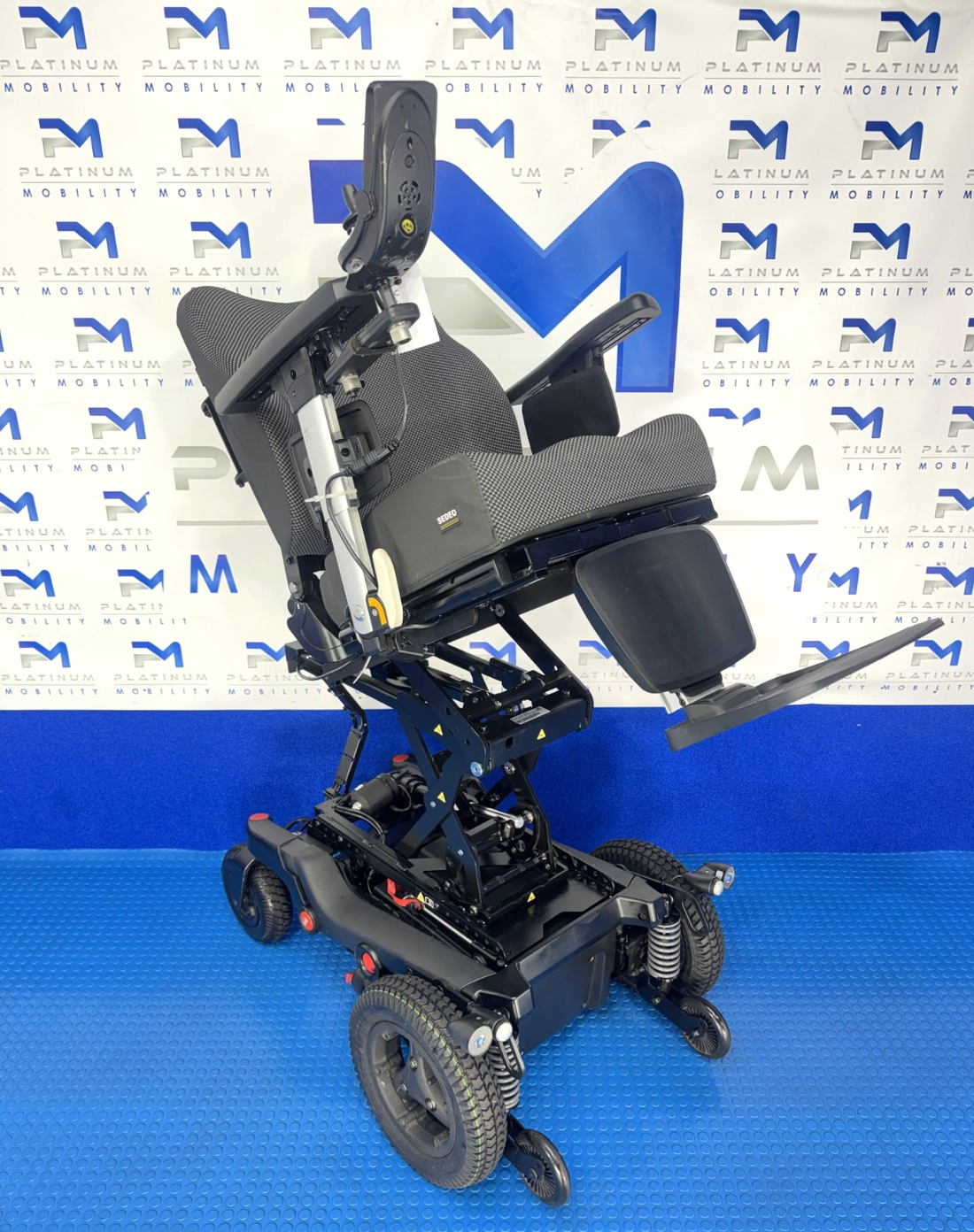 Sunrise Quickie Q700R FWD 6mph Powerchair Rise Tilt New Batteries Ref 4015