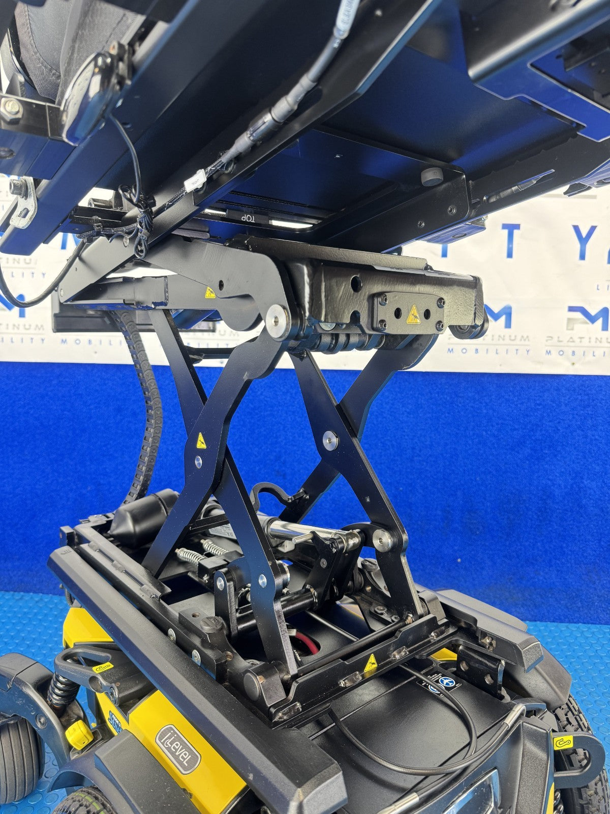 PRIDE QUANTUM EDGE 3 STRETTO i-LEVEL 6 MPH ELECTRIC MOBILITY POWERCHAIR 2005