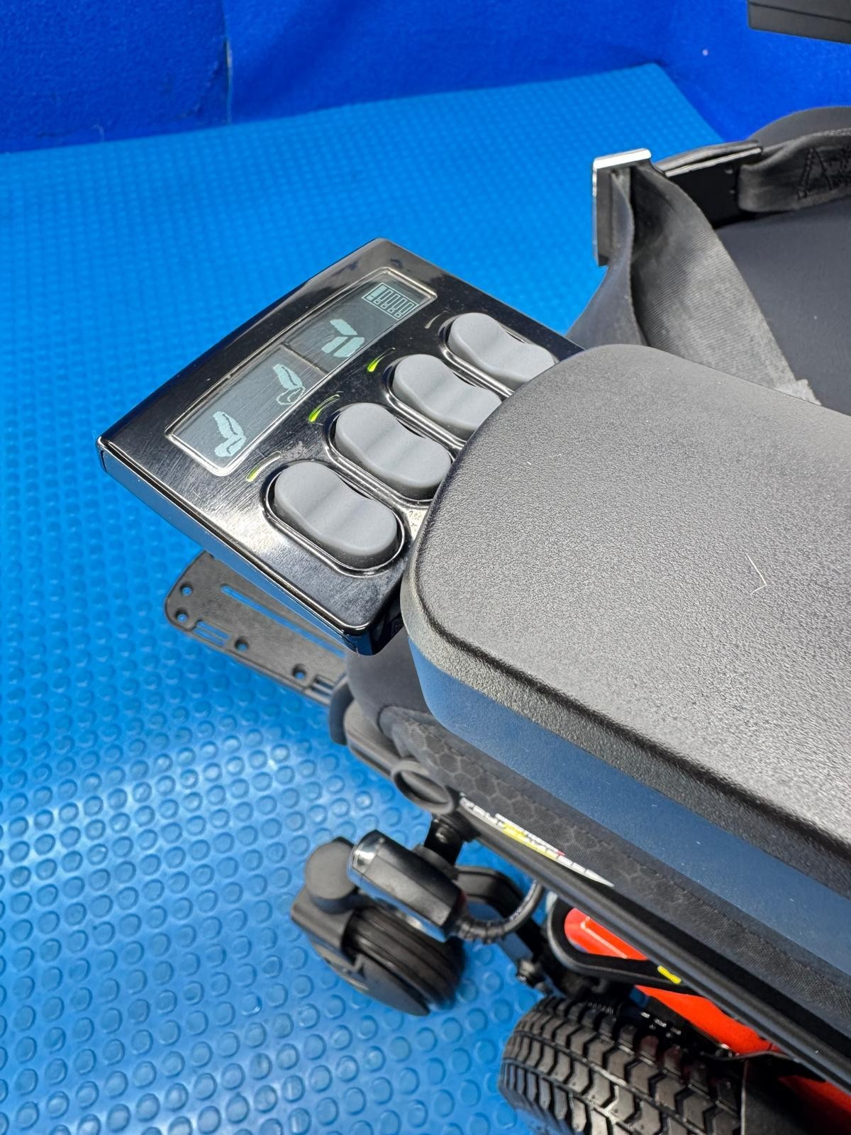 PRIDE QUANTUM Q6 EDGE 2.0 i-LEVEL 6 MPH ELECTRIC MOBILITY POWERCHAIR 1993