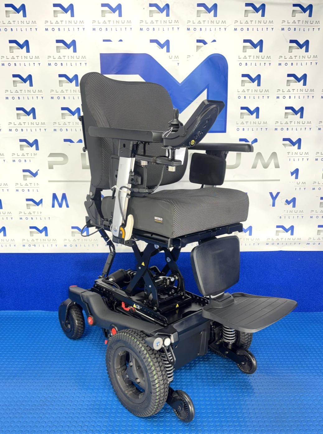 Sunrise Quickie Q700R FWD 6mph Powerchair Rise Tilt New Batteries Ref 4015